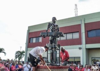 La gobernación del estado Zulia inauguraron una estatua del fallecido expresidente Hugo Chávez en la plaza del edificio administrativo del metro de Maracaibo. Foto Su Noticiero.