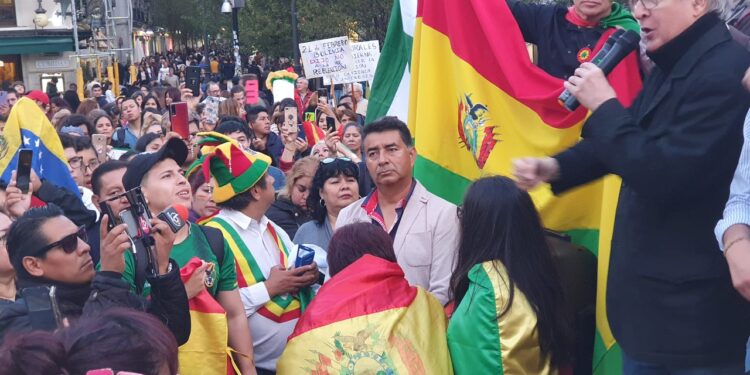 Antonio Ledezma  en reunión con los bolivianos. Foto Prensa Ledezma.