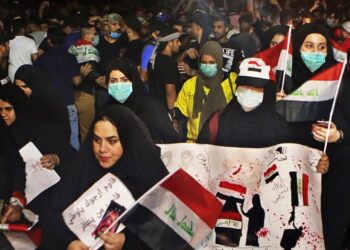 Manifestantes contrarios al gobierno cerca del edificio del consejo provincial de Basora, en Irak, el lunes 28 de octubre de 2019. (AP Foto/Nabil al-Jurani)