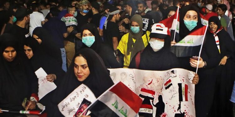 Manifestantes contrarios al gobierno cerca del edificio del consejo provincial de Basora, en Irak, el lunes 28 de octubre de 2019. (AP Foto/Nabil al-Jurani)