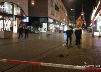 Policía holandesa detiene a un hombre por los apuñalamientos en La Haya. Foto AFP.