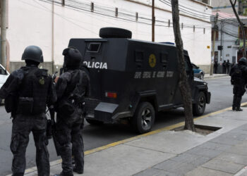 Riot police patrol the surroundings of the San Pedro prison during a riot in demand of the resignation of prisons' director Ernesto Vergara in La Paz on November 12, 2019. - Bolivia's Evo Morales was en route to exile in Mexico on Tuesday, leaving behind a country in turmoil after his abrupt resignation as president. The senator set to succeed Morales as interim president, Jeanine Anez, pledged to call fresh elections to end the political crisis. (Photo by AIZAR RALDES / AFP)