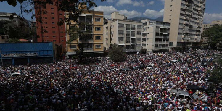 AME5075. CARACAS (VENEZUELA), 09/03/2019.- Simpatizantes del líder del Parlamento, Juan Guaidó, se manifiestan este sábado en Caracas (Venezuela). EFE/ Rayner Peña