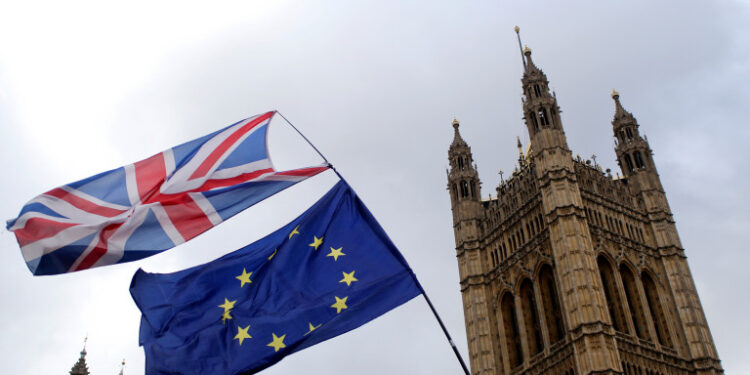 FOTO DE ARCHIVO: Las banderas ondean frente a las Cámaras del Parlamento, antes de la votación del Brexit, en Londres, Reino Unido, el 13 de marzo de 2019. REUTERS/Tom Jacobs