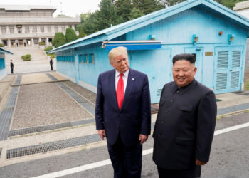 FOTO DE ARCHIVO: El presidente de Estados Unidos, Donald Trump, junto al líder norcoreano Kim Jong Un en la frontera entre Corea del Norte y Corea del Sur. 30 de junio de 2019. REUTERS/Kevin Lamarque