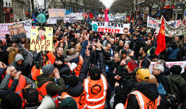 Miembros de sindicatos franceses y trabajadores en huelga asisten a una manifestación después de 24 días de huelga contra los planes de reforma de las pensiones del gobierno francés en París, Francia, el 28 de diciembre de 2019. REUTERS/Benoit Tessier