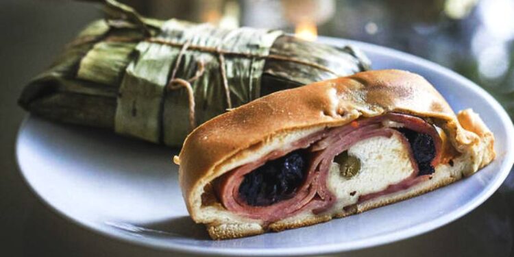 Hallaca y pan de jamón. Foto de archivo.