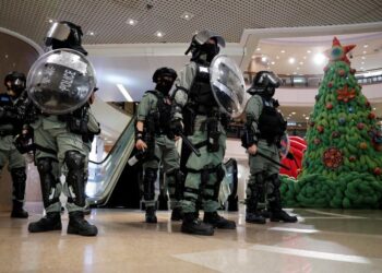 Policía antidisturbios hace guardia junto a un árbol de Navidad en un centro comercial en la víspera de Navidad, Tsim Sha Tsui en Hong Kong, 24 diciembre 2019.
REUTERS/Tyrone Siu