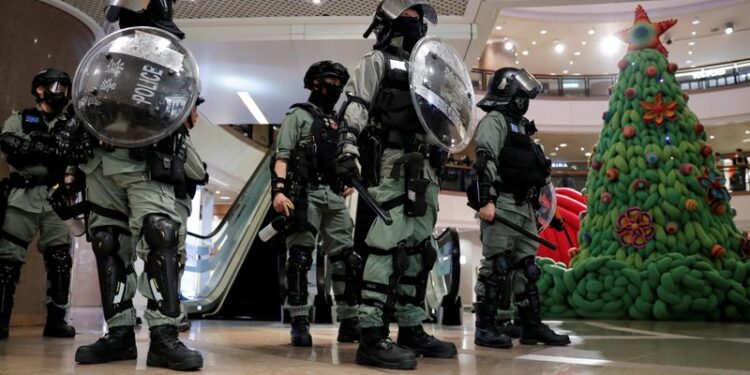 Policía antidisturbios hace guardia junto a un árbol de Navidad en un centro comercial en la víspera de Navidad, Tsim Sha Tsui en Hong Kong, 24 diciembre 2019.
REUTERS/Tyrone Siu