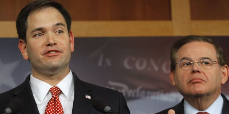 Los senadores Marco Rubio (R) y Bob Menendez (D). Foto de archivo.