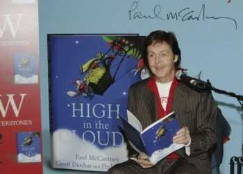 LONDON - DECEMBER 14:  Sir Paul McCartney reads to children from Princes Plain Primary School as he launches his first children's book "High In The Clouds" at Waterstone's, Piccadilly on December 14, 2005 in London, England.  (Photo by Gareth Cattermole/Getty Images) *** Local Caption *** Paul McCartney
