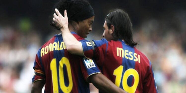 Ronaldinho y Messi. Foto de archivo.