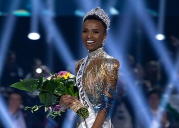 Zozibini Tunzi la nueva Miss Universo 2019. Foto archivo.