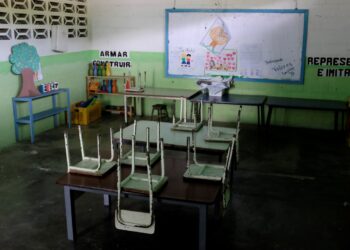 Empty desks are seen in a classroom on the first day of school  in Caucagua  Venezuela September 17  2018  REUTERS Marco Bello