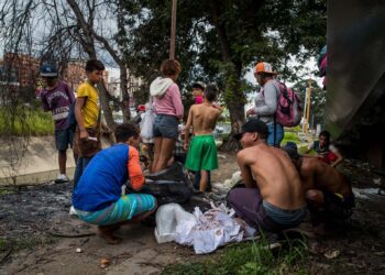 ACOMPAÑA CRÓNICA: VENEZUELA CRISIS. CAR124. CARACAS (VENEZUELA), 21/12/2018.- Un grupo de niños busca comida entre bolsas de basura que obtuvieron en una panadería, el pasado 10 de noviembre de 2018, en el barrio Las Mercedes de Caracas (Venezuela). Durante dos meses Efe se mantuvo en las calles de la capital venezolana observando el día a día de los niños que, en su mayoría, ocupan espacios públicos del este de Caracas donde además de mendigar han creado un elaborado sistema para sobrevivir. EFE/Miguel Gutiérrez/ATENCIÓN EDITORES: Esta imagen hace parte de un fotoensayo de 40 fotos