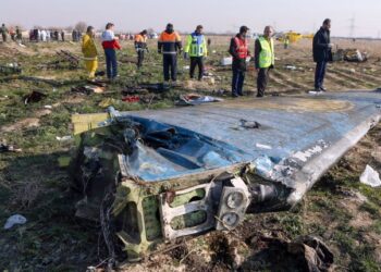 (FILES) In this file handout photo provided by the Iranian news agency IRNA on January 8, 2020, rescue teams work at the scene of a Ukrainian airliner that crashed shortly after take-off near Imam Khomeini airport in the Iranian capital Tehran. - US officials believe that Iran accidentally shot down the Ukrainian airliner, killing all of the 176 people on board, US media reported on January 9, 2020. Newsweek, CBS and CNN quoted unnamed officials saying they are increasingly confident that Iranian air defense systems accidentally downed the aircraft, based on satellite, radar and electronic data. (Photo by Akbar TAVAKOLI / IRNA / AFP) / RESTRICTED TO EDITORIAL USE - MANDATORY CREDIT "AFP PHOTO/IRNA/AKBAR TAVAKOLI" - NO MARKETING NO ADVERTISING CAMPAIGNS - DISTRIBUTED AS A SERVICE TO CLIENTS ---