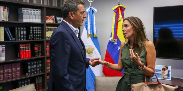 El presidente de la Cámara de Diputados del Congreso de Argentina, Sergio Massa y Elisa Trotta Gamus. Foto de archivo.