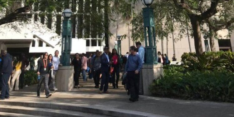 Evacuación edificios Miami,Brickell. sismo 7.7. Foto Twitter.