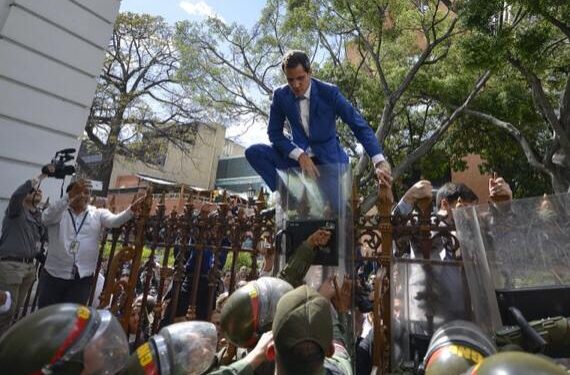 Juan Guaidó cerca AN. Foto Prensa presidencial Leo Álvarez.