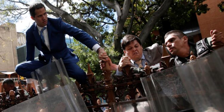 Juan Guaidó, cerca AN. Foto Prensa presidencial Leo Álvarez.