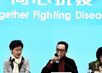 La jefa de Gobierno de Hong Kong, Carrie Lam (izq.), el profesor Gabriel Leung (m.) y la doctora Constance Chan (der.) durante laconferencia de prensa.