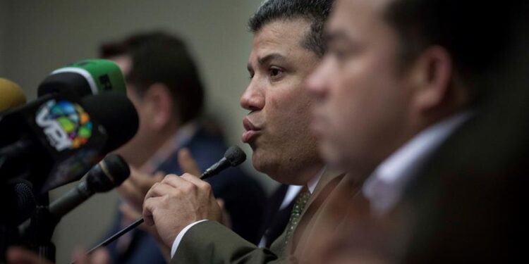 Diputado Luis Parra. Foto EFE.