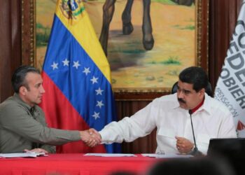 Tareck El Aisami y Nicolás Maduro. Foto de archivo.