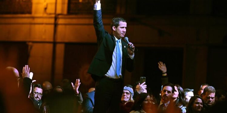 El presidente (E) de Venezuela, Juan Guaidó, saluda desde el balcón de la sede de la Comunidad de Madrid a los venezolanos concentrados en la Puerta del Sol. EFEKiko Huesca (1)