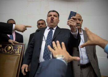 l diputado Luis Parra (c) participa en la sesión de la Asamblea Nacional este domingo, en Caracas (Venezuela). Diputados chavistas de la Asamblea Nacional (AN, Parlamento) eligieron como presidente del organismo a Luis Parra, antiguo miembro del partido Primero Justicia, en un bronco y breve debate al que no llegó Juan Guaidó, retenido durante horas por la Policía en los alrededores del Palacio Legislativo. EFE/ Rayner Peña R.