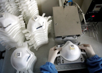 Imagen de archivo referencial de trabajadores produciendo máscaras faciales ante el rápido aumento de la demanda por su producto, en una instalación de un fabricante turco en Estambul, Turquía. 30 de enero, 2020. REUTERS/Umit Bektas/Archivo