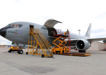 AME5798. BOGOTÁ (COLOMBIA), 22/02/2020.- Fotografía cedida por el Ministerio de Defensa de Colombia de un avión Júpiter 767, de matrícula FAC-1202, de la Fuerza Aérea Colombiana (FAC) este sábado en Bogotá (Colombia). Un avión de la (FAC) partió la madrugada de este sábado del Comando Aéreo de Transporte Militar (Catam) de Bogotá, para repatriar a 13 colombianos, junto con tres extranjeros miembros de sus familias, que están en Wuhan, ciudad donde hace casi dos meses surgió el brote de coronavirus que ha causado más de 3.400 muertos en el gigante asiático. EFE/MINISTERIO DE DEFENSA SOLO USO EDITORIAL/NO VENTAS