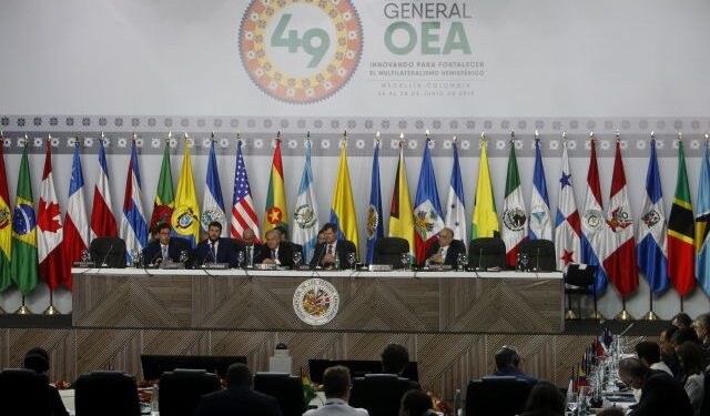 MED104. MEDELLÍN (COLOMBIA), 27/06/2019.- Vista general durante la presentación de un informe sobre la crisis de migrantes y refugiados venezolanos, este viernes en la 49 Asamblea General de la OEA, en Medellín (Colombia). La Organización de Estados Americanos (OEA) abogó este viernes por los derechos a la identidad, la salud, la educación y al trabajo de los migrantes venezolanos en su informe sobre la situación que viven las más de cuatro millones de personas que han huido del país por la crisis. EFE/ Luis Eduardo Noriega