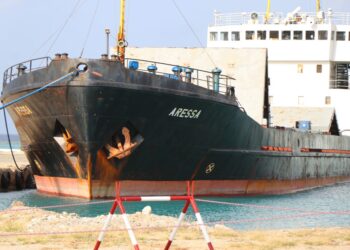 Barco de carga en Aruba. Foto @SergioNovelli.