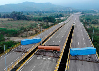 Containers Puente internacional Tienditas. Foto CNN en Español.
