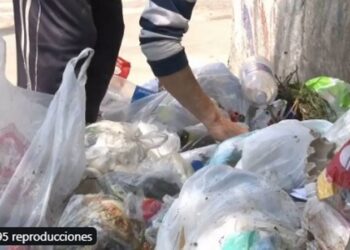 Crisis económica. comida basura. Foto captura de video.