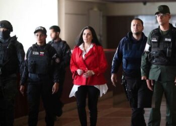 La ex congresista colombiana Aida Merlano es escoltada por efectivos de las fuerzas de seguridad venezolanas antes de una audiencia en un tribunal en Caracas, Venezuela, 6 de febrero, 2020. Palacio de Miraflores Vía REUTERS ATENCIÓN EDITORES EST A FOTOGRAFíA FUE SUMINISTRADA POR UN TERCERO