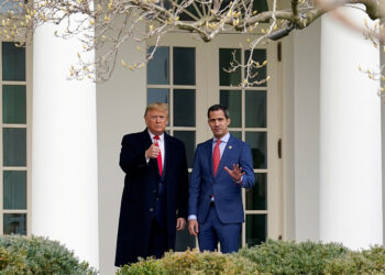 El presidente de Estados Unidos, Donald Trump, saluda a periodistas junto al líder opositor de Venezuela, Juan Guaidó, en la Casa Blanca en Washington. 5 de febrero de 2020. REUTERS/Kevin Lamarque