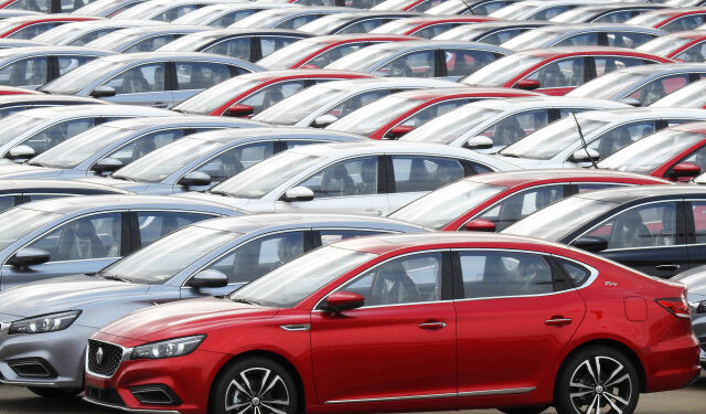 FOTO DE ARCHIVO. Automóviles para exportación esperan ser cargados en buques en un puerto en Lianyungang, provincia de Jiangsu, China. 14 de octubre de 2019. REUTERS/Stringer.