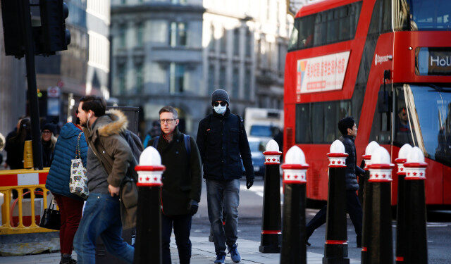 Varias personas, algunas con mascarillas, caminan por Londres mientras el número de casos de coronavirus en todo el mundo sigue creciendo. 16 de marzo de 2020. REUTERS/Henry Nicholls