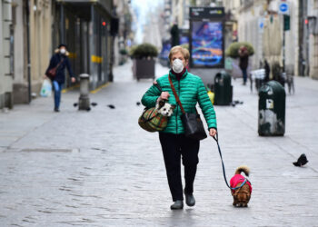 Una mujer pasea a su perro durante el encierro sin precedentes en toda Italia impuesta para frenar el brote de coronavirus, en Turín, Italia, el 15 de marzo de 2020.
Massimo Pinca / Reuters