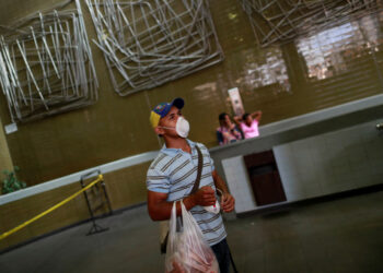 A man wears a face mask distributed by members of the Taiwan and Venezuela Parliamentary Friendship team, in response to the spreading coronavirus (COVID-19), in Caracas, Venezuela March 12, 2020. REUTERS/Carlos Jasso