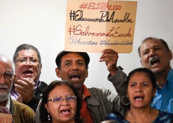 Docentes y el Frente Amplio Profesional. Foto @FabiiRosales