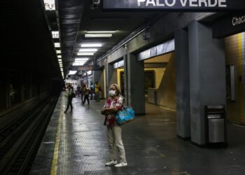 A woman waits for the subway wearing a face mask as a preventive measure in the face of the global COVID-19 coronavirus pandemic, in Caracas, on March 14, 2020. - Venezuela requires a 'mandatory quarantine' for all travelers from Europe who arrived in the country in March, one day after confirming their first two cases of coronavirus. (Photo by Cristian Hernandez / AFP)