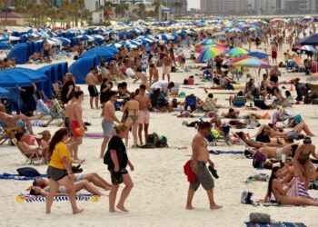 Miles de personas en una playa de Clearwater (Reuters)