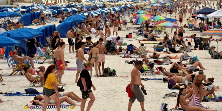 Miles de personas en una playa de Clearwater (Reuters)