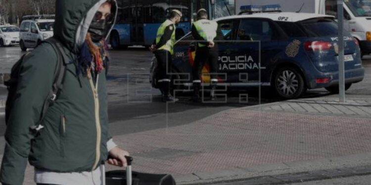 Efectivos de la Unidad Militar de Emergencias conversan con miembros de la Policía Nacional. EFE/Mariscal