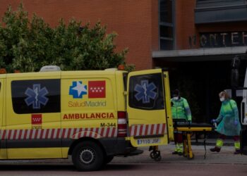 Personal sanitario a las puertas de la residencia MonteHermoso de Madrida primera hora de la tarde de este martes 17 de marzo. Foto David Expósito.