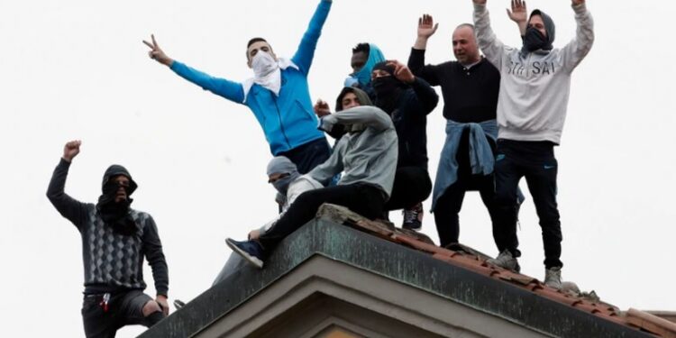 Una protesta de reclusos en contra de restricciones vinculadas al coronavirus en la cárcel San Vittore en Milán, Italia, el 9 de marzo del 2020. (AP Photo/Antonio Calanni)