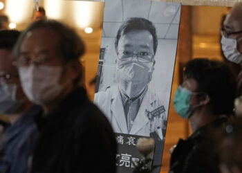 Vigilia por el médico Li Wenliang en Hong Kong (China). 7 de febrero de 2020. Foto Kin Cheung AP.