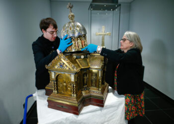 El restaurador Luke Jonathan Koeppe y la directora de la Cámara del Tesoro de la Catedral de Aquisgrán, Birgitta Falk, presentan el relicario con las reliquias de Santa Corona, patrona de las epidemias, en la Catedral de Aquisgrán, Alemania. 25 de marzo, 2020.  REUTERS/Thilo Schmuelgen